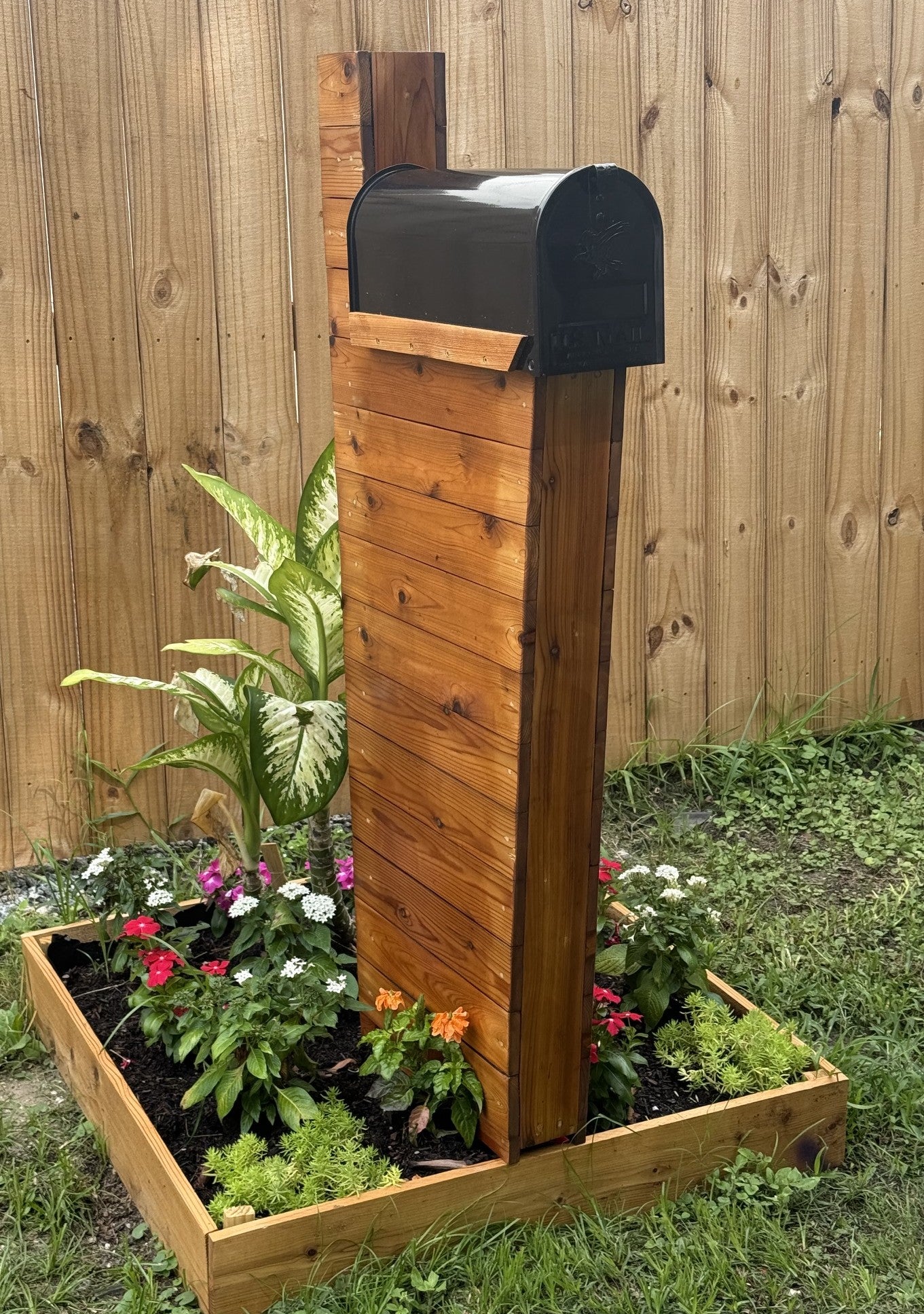 Presidential Elite Cedar Post Mailbox
