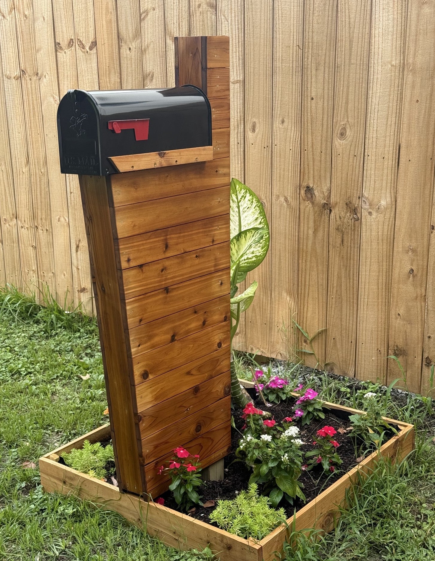 Presidential Elite Cedar Post Mailbox