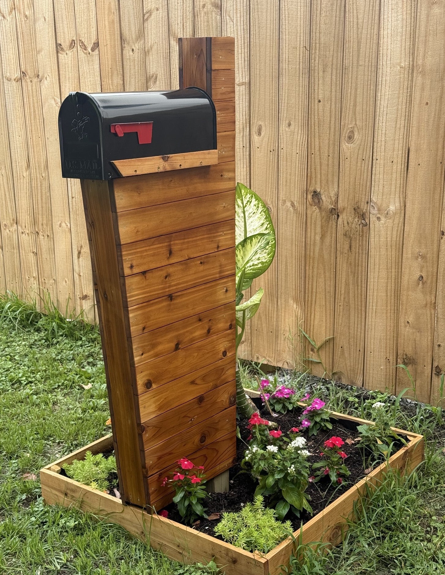 Presidential Elite Cedar Post Mailbox