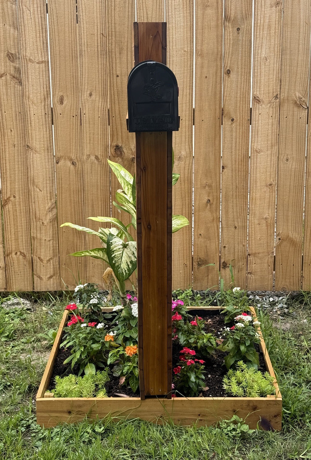 Presidential Elite Cedar Post Mailbox
